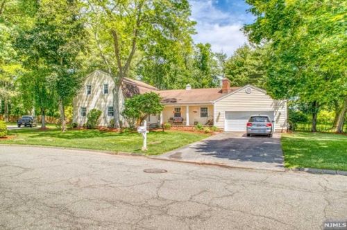 15 Burkhardt Ln, Harrington Park, NJ 07640-1034