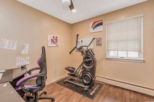 6 Stuart Ct, Huntington Station NY  11746-4237 exterior