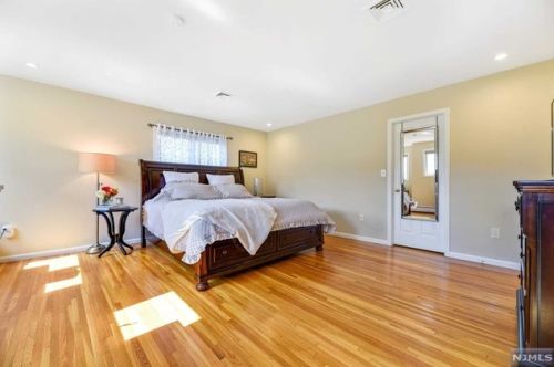 28 Iris Cir, Ridgewood NJ  07452-3428 exterior