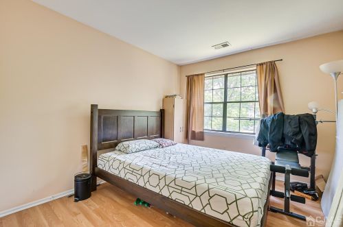 1511 Green Hollow Dr, Iselin NJ  08830-2946 exterior