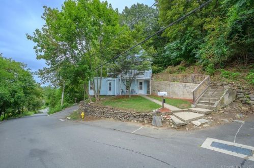 26 Mount Pleasant St, Derby, CT 06418-2043