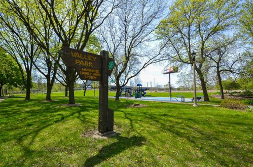 320 42nd St, Milwaukee WI 53208-3754 exterior