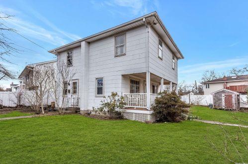 160 Audley Ct, Copiague, NY 11726-4442