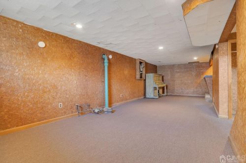 5 Ellwood Rd, East Brunswick NJ  08816-3001 exterior