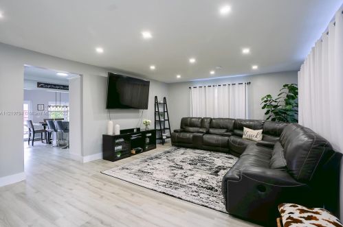 730 18th St, Hialeah, FL 33010-2425