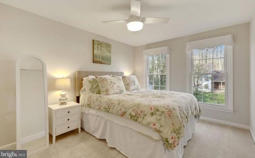 5954 New England Wood Dr, Springfield VA 22015-2910 exterior