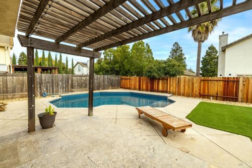 912 Celestine Cir, Vacaville CA  95687-7852 exterior