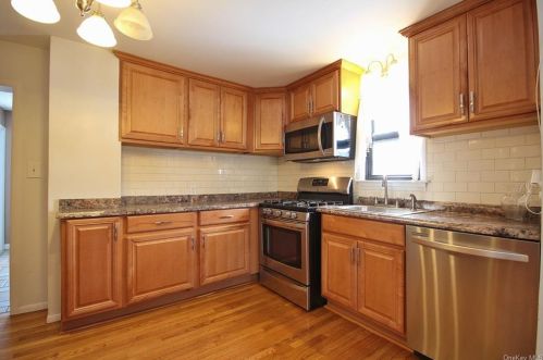 12 Vermont Ave, Congers, NY 10920-2424