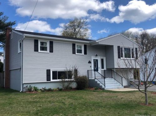 11 Savi Ave, Waterford, CT 06385-2223
