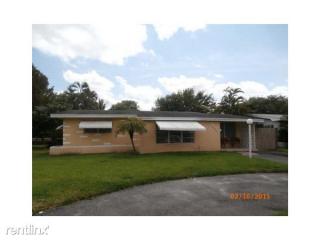 7130 Granada Blvd, Hollywood FL  33023-5922 exterior