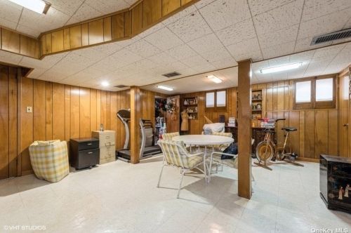 76 Shelbourne Ln, New Hyde Park NY  11040-1044 exterior