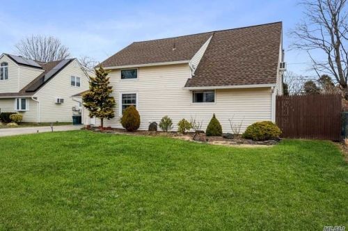 29 Hedge Ln, Westbury, NY 11590-6522