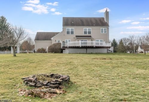 19 Country Meadow Rd, Hackettstown NJ  07840-5209 exterior