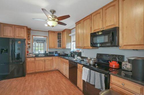 118 Hitching Post Ln, Yorktown Hgts NY  10598-2833 exterior