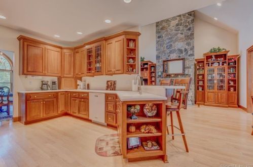 223 Castlewood Dr, Kensington CT  06037-2951 exterior