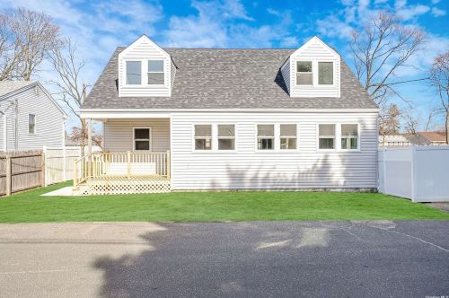 27 Dowsing Ave, Bayshore, NY 11706-4143