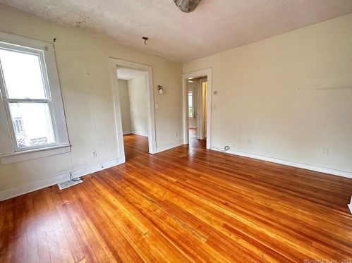 302 Ward St, Wallingford CT 06492-4615 exterior