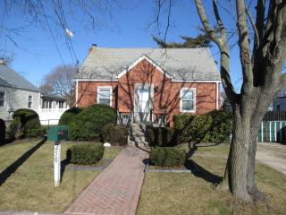 250 Davenport St, North Lindenhurst, NY 11757-5439