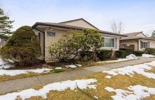 18 Feller Dr, Central Islip, NY 11722-1209