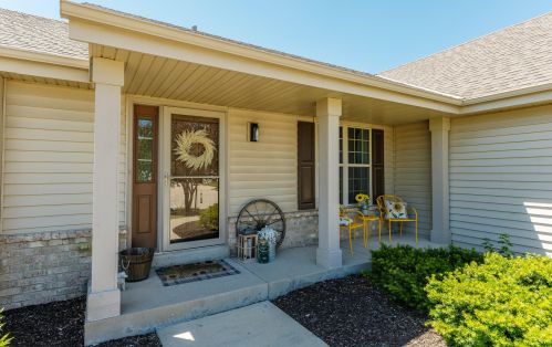 708 Bass Dr, Waterford, WI 53185-2899