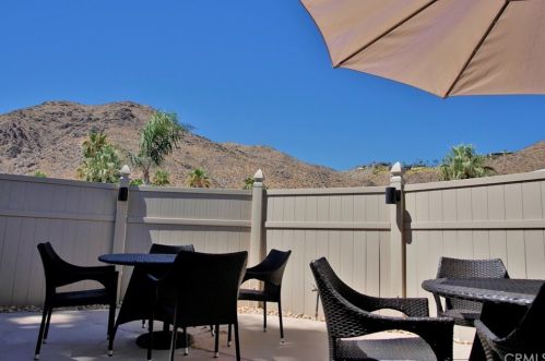 70 Santa Monica St, Palm Springs CA  92264-5257 exterior