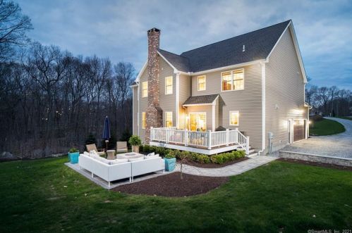 18 Grace Ln, Huntington, CT 06484-5370