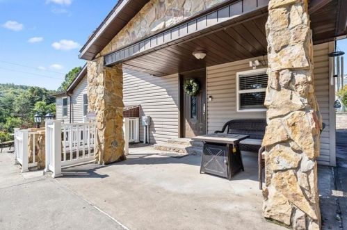 24 Spring Hill Ln, Cheswick, PA 15024-2332