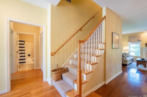 48 Wyndemere Ln, Windsor, CT 06095-1178