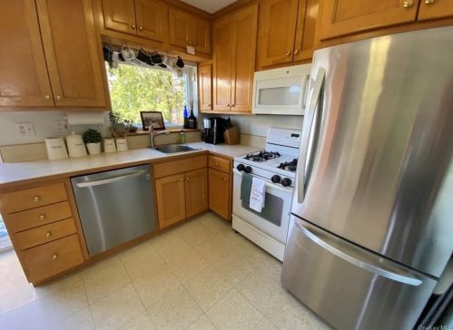 151 Ditmars St, Bronx NY  10464-1304 exterior