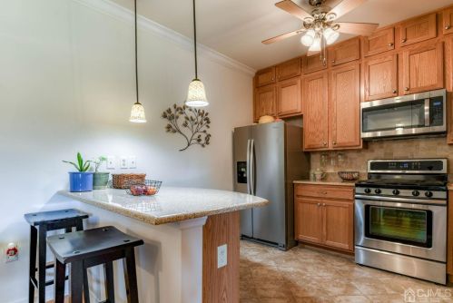 307 Regency Pl, Woodbridge NJ  07095-1032 exterior