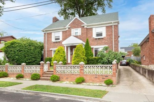 1239 Pawnee Pl, Bronx, NY 10461-1824