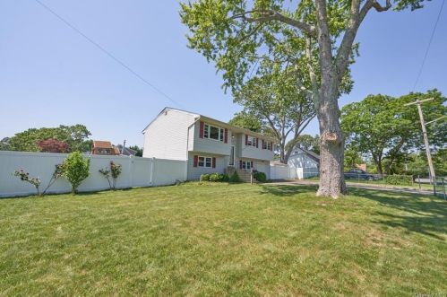 104 Chenango Dr, Bayshore, NY 11706-3720