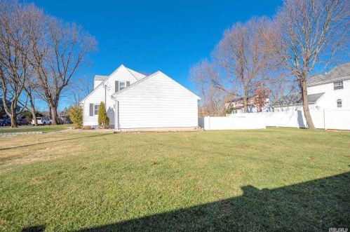 6 Agnes Ct, Huntington Station, NY 11747-1713