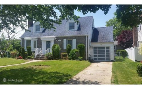 8450 246th St, Jamaica, NY 11426-1725