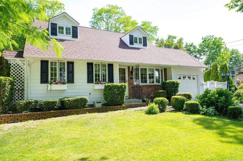 11 Lori Ct, Northport, NY 11768-3316