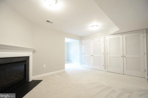 209 Hawks View Sq, Leesburg VA  20175-4103 exterior