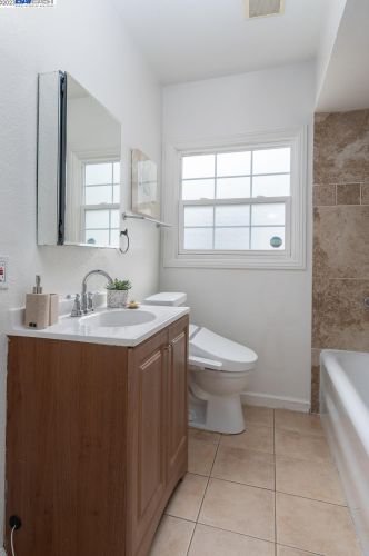 1451 Havenscourt Blvd, Oakland CA  94621-3627 exterior