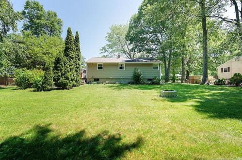20 Jasmine Ln, Waterbury, CT 06716-2210