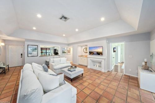 515 Serendipity Dr, Naples, FL 34108-2816
