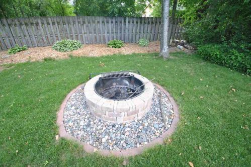 2140 Crestwood Springs Dr, Green Bay, WI 54304-1807