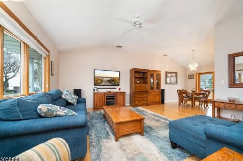 16 Dodd Ter, Verona NJ  07044-1718 exterior