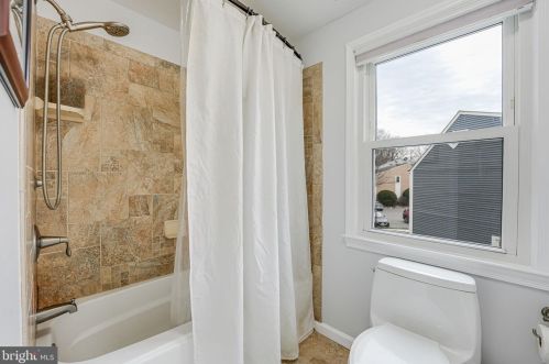 2100 Whisperwood Gln Ln, Herndon VA  20191-4117 exterior