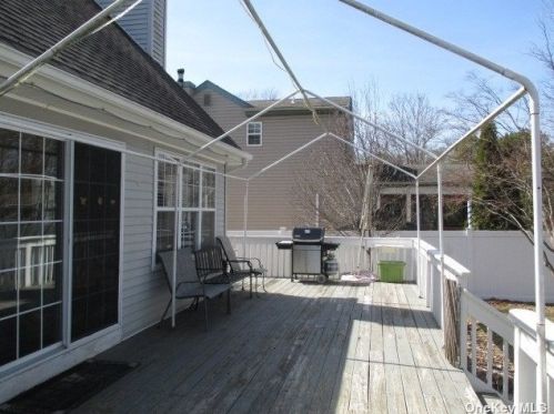 69 Mowbray St, Canaan Lake NY  11772-2113 exterior