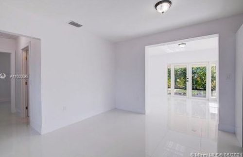 1124 70th Pl, Hialeah FL  33014-5113 exterior