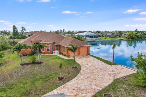 1415 3rd Pl, Cape Coral, FL 33993-1016