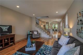 721 Skyview Dr, Nashville, TN 37206-1747