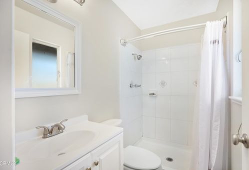 2211 Isabella St, Oxnard CA  93036-2621 exterior