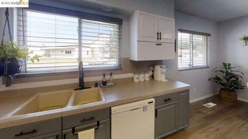 1654 Donner Way, Woodland CA  95695-5564 exterior