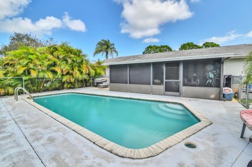 2102 Wayne St, Fort Pierce, FL 34984-4343