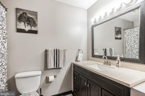 3056 Harbour Dr, Palmyra NJ  08065-2208 exterior